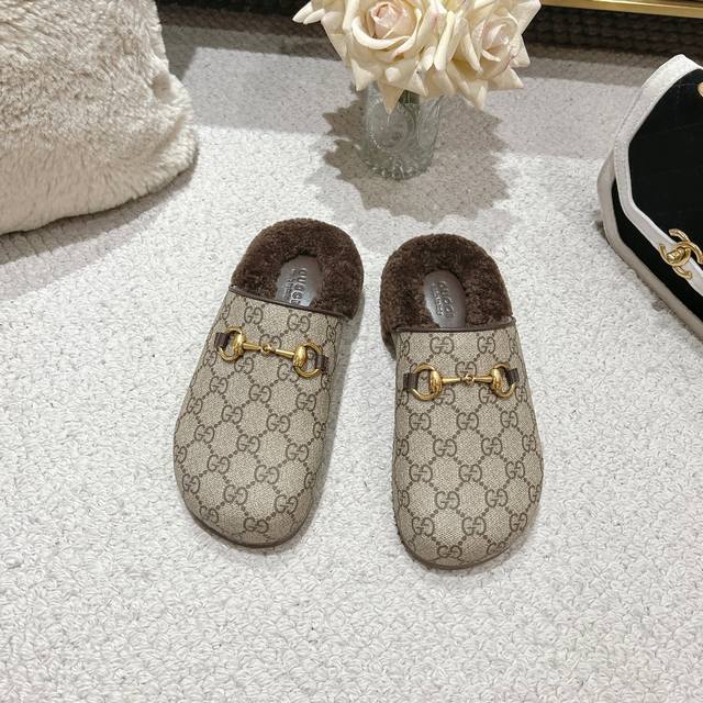 Gucci秋冬新款羊毛女式带夹木鞋，美利奴羊毛拖鞋 最新系列以基本廓形和标志性细节为特色。这款女式套穿鞋采用品牌代表材质 Gg 绒面革制成，并饰有标志性的马衔扣