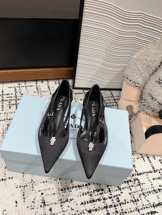 顶级品质 Prada Fw25 New Arrival～ 25春夏尖头平底凉鞋新品 普拉达经典系列～鞋面开边珠真丝水钻prada 字母logo点缀，美爆好看又时