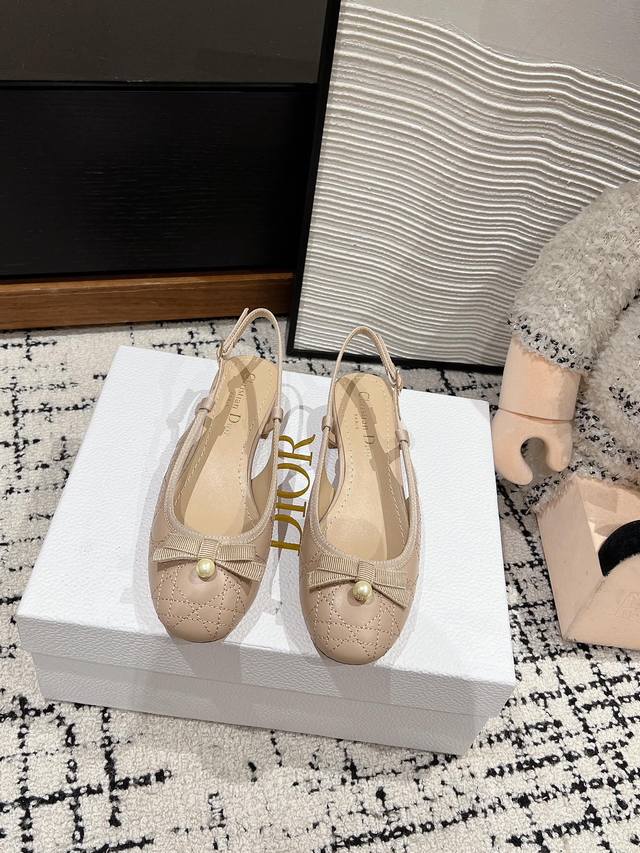代购版本 大厂出品 Dior Ss25 New Arrival～ 迪奥2025春夏新品｜玛丽珍后空凉拖鞋 D家经典小圆头造型搭配蝴蝶结珍珠饰以点缀， 可爱俏皮减