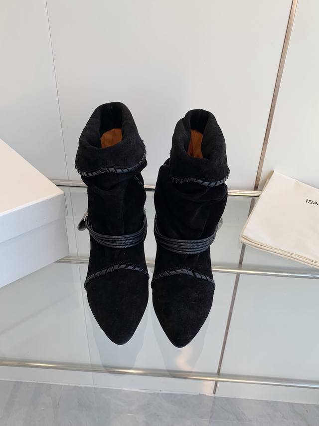 伊莎贝尔isabelmarant Ss24秋冬走秀款尖头西部牛仔靴中筒靴 锁缝针脚细节 侧面饰有logo雕刻银色五金配件 皮质袢带细节 鞋面:高丝光牛反绒小牛皮