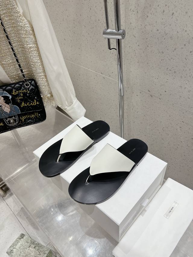 顶级版本therow 最新款夹趾拖鞋 人字拖来自美国的年轻品牌，这不用多说，是近两年最火之一的品牌，春夏的季节就要到了 凉鞋我感觉即将要爆火！无论是配牛仔裤，亚