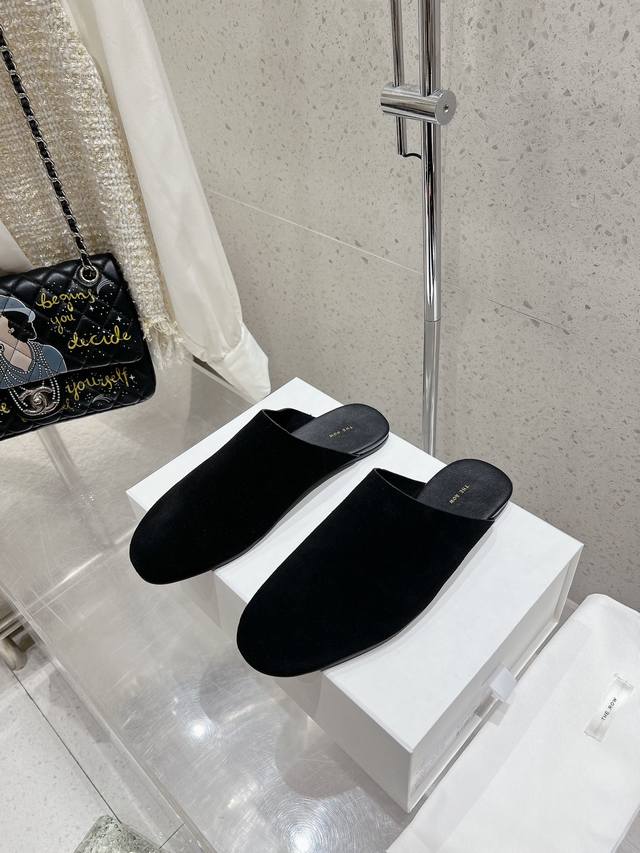 Therow 新款包头半拖鞋 你可以永远相信the Row ，极简、复古是他们的代名词，C小众半拖单鞋，延续了一贯极简风格，无内衬结构使得鞋身极其轻便贴肤，采用