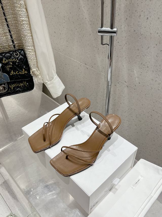 顶级版本therow 最新款夹趾凉鞋 来自美国的年轻品牌，这不用多说，是近两年最火之一的品牌，春夏的季节就要到了 凉鞋我感觉即将要爆火！无论是配牛仔裤，亚麻腿裤