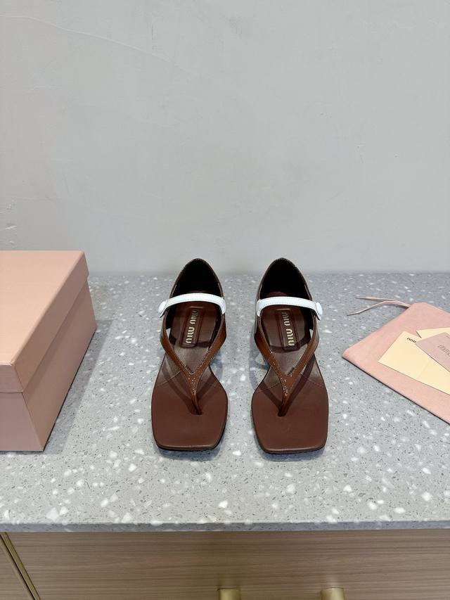 miu Miu 25Ss 春夏季走秀款 夹趾凉鞋 最新款 夹趾徽标 全胎牛漆皮 材质 ，上脚软软绵绵的 ， 亲肤柔软舒适 ，华美工艺营造精致的立体纹理质感，重释