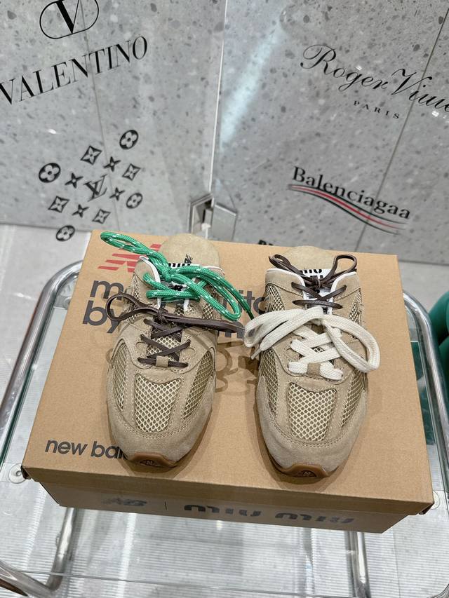 Miumiu X New Balance Miumi* 24 运动鞋酷毙了！大秀上曝光了与new Balance 的全新联名企划 以 为蓝本设计 鞋面以皮革和麂