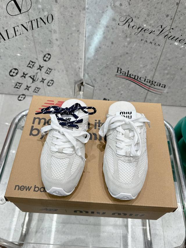 Miumiu X New Balance Miumi* 24 运动鞋酷毙了！大秀上曝光了与new Balance 的全新联名企划 以 为蓝本设计 鞋面以皮革和麂