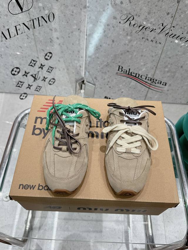 Miumiu X New Balance Miumi* 24 运动鞋酷毙了！大秀上曝光了与new Balance 的全新联名企划 以 为蓝本设计 鞋面以皮革和麂