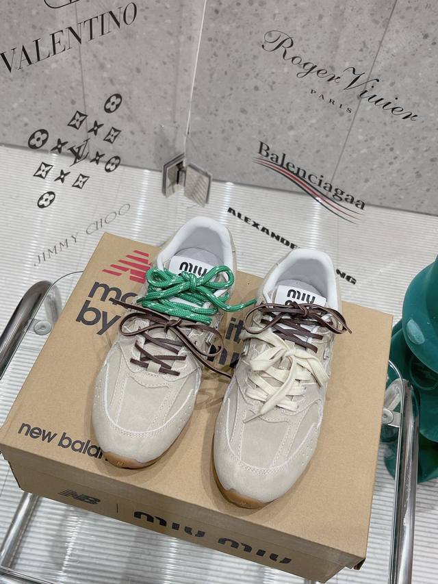 Miumiu X New Balance Miumi* 24 运动鞋酷毙了！大秀上曝光了与new Balance 的全新联名企划 以 为蓝本设计 鞋面以皮革和麂