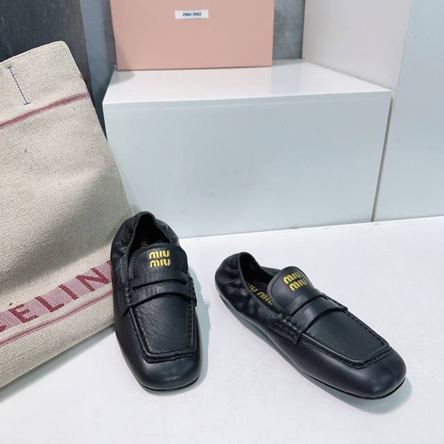 高品质出厂 ！顶级品质miumiu 缪缪25春夏走秀新款招财钱币一脚蹬懒人鞋玛丽珍芭蕾舞鞋 粗跟单鞋！ 官方春夏走秀新款，时髦百搭 即可咸又可甜 后松紧设计一点