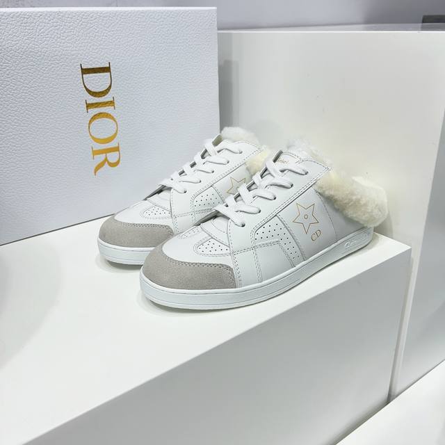 高品质出厂毛里 ！Dior迪奥24秋冬系列羊毛里保暖休闲半拖小白鞋！这款 Dior Star 运动鞋为新款经典单品，舒适高雅。采用白色牛皮革精心制作搭配羊毛里料