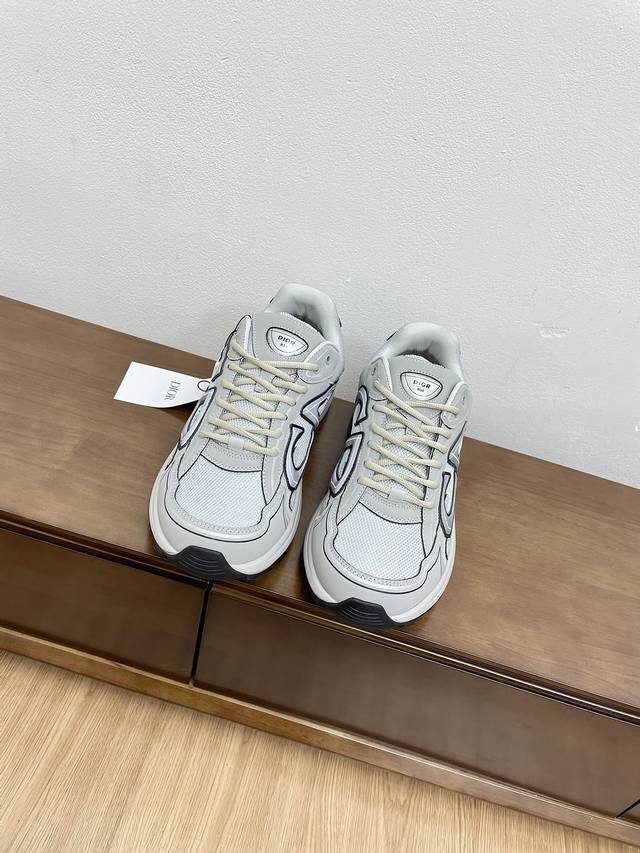 代购级 男款dior~~B30系列，专柜最新情侣款运动鞋，跑鞋 非常炸街的一款复古波鞋，M多博主代购关注，小红书种草系列 鞋身两侧反光cd字母logo，鞋舌与鞋