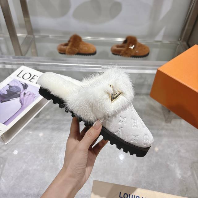 热潮款 Lv毛拖 官网同步：专柜品质！我家只做全真皮羊羔毛 工厂 一款巨型潮流的秋冬厚底毛拖，3色系列让它成为了一道靓丽的风景线，超舒服、奢华的羊毛质感让你的美