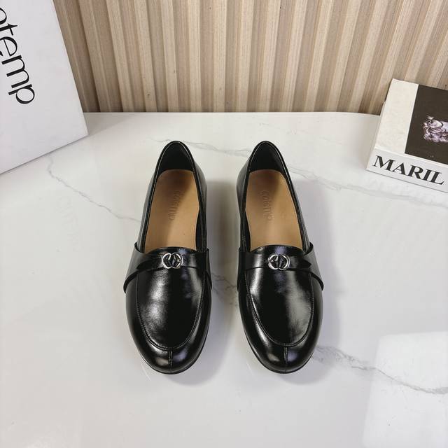 Cotem 新款时髦乐福鞋 Bahatiloafer 延续恒久的古典与舒适，独特的细窄圆头鞋型为鞋体的中性基调注入更多精致考量，刻画一个更鲜活的、不拘小节的艺术