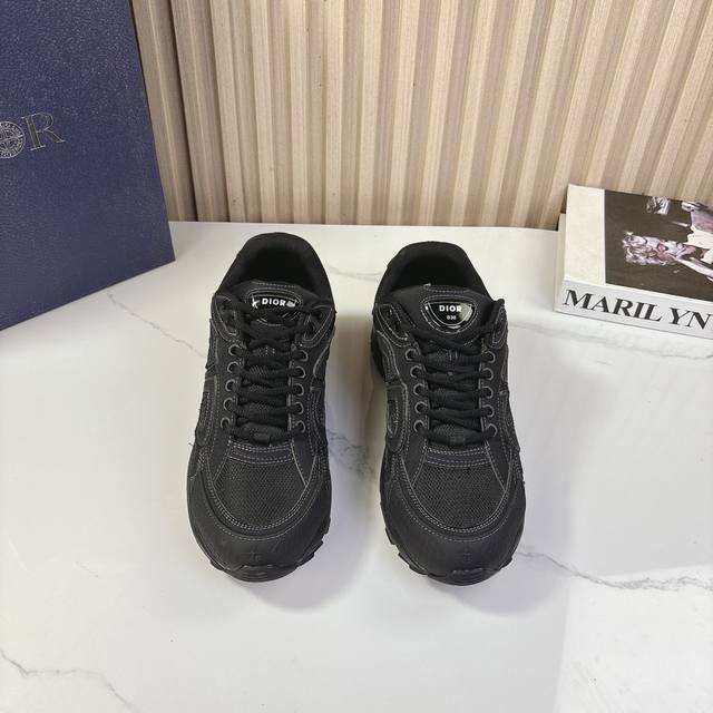 d*Ior迪*奥经典休闲爆款系列 男款拼色休闲鞋 以经典球鞋的版型为基础 加入解构元素设计 经典品牌数字logo在鞋尾完美呈现 圆圈围绕鞋履线“23”标志, 原
