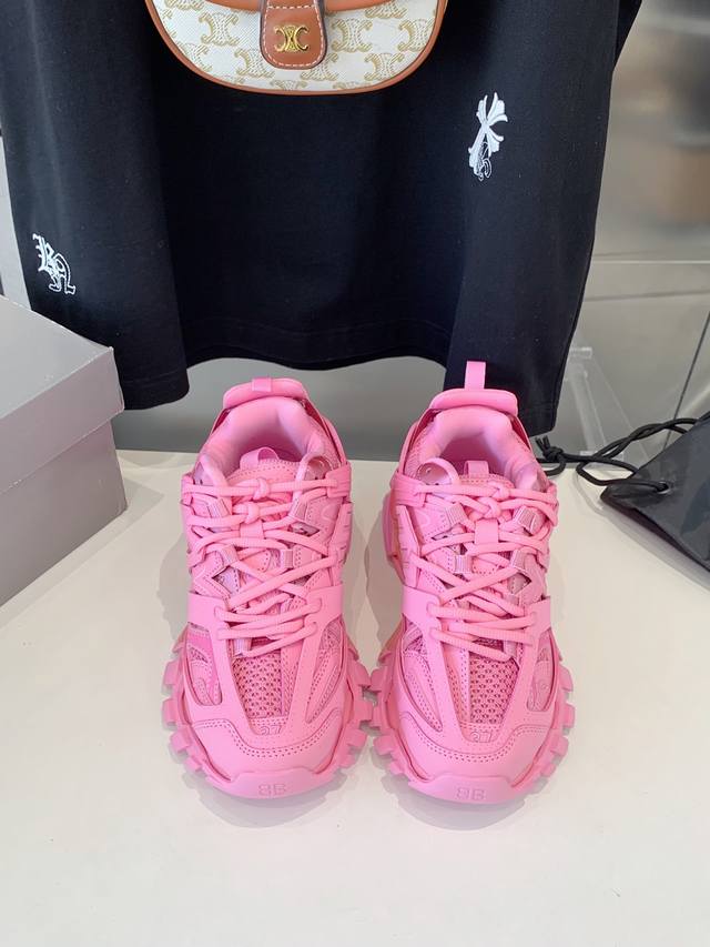 出厂价 Balenciaga 巴黎世家情侣款休闲运动鞋 推出探索时尚界对于原创与挪用的概念、以全新系列致敬传承与经典，以标志性 Balenciaga 廓形和抽象