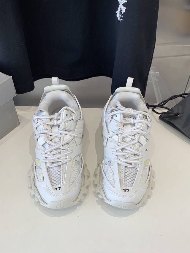 出厂价 Balenciaga 巴黎世家情侣款休闲运动鞋 推出探索时尚界对于原创与挪用的概念、以全新系列致敬传承与经典，以标志性 Balenciaga 廓形和抽象