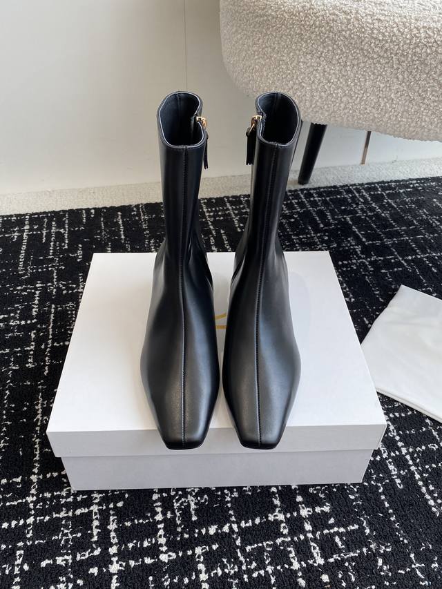 东莞代购级 The Row 24Ss 秋冬新款独家方头细跟车线短靴 简洁于时髦的the Row 这款百搭款靴 真的一定要买 太好看了 原版定制柔软小牛皮 进口粒