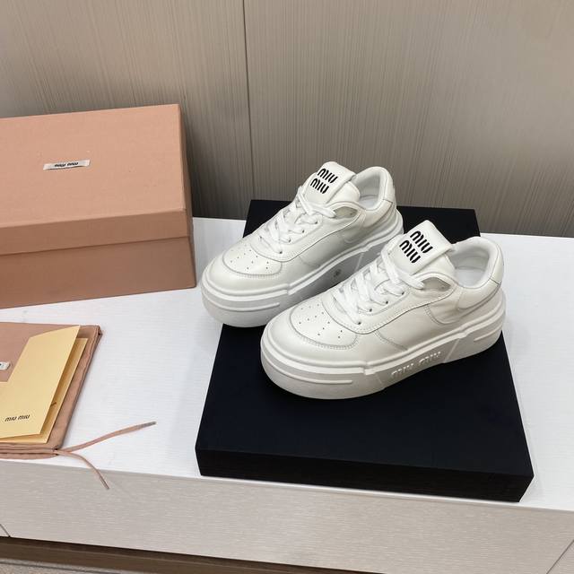出厂价 顶级品质 Miu Miu 缪缪25走秀女士牛皮革漂白做旧运动鞋，美式复古风 颜值担当火爆款运动鞋 不得不入的一款～做旧时尚，简约高级 随意搭配上脚非常舒