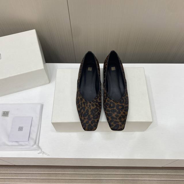 出厂价 Toteme 新款单鞋，极简风还得是toteme 简约却丝毫不平庸，百搭单品，谁穿谁好看对版压纹小牛皮，羊皮内里， 意大利进口注塑真皮大底 跟高：3Cm