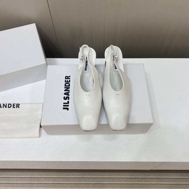 出厂价 顶级品质 Jilsander 24代购级 牛皮方头水晶高跟鞋 这双高跟鞋的设计非常简约大气，采用了经典的尖头设计，展现出优雅的气质。鞋面选用了优质的牛皮