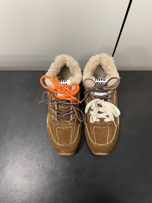 毛里 秀场主推款miumiu X New Balance 530复古休闲球鞋！Miumiu Ss24大秀上曝光了与new Balance 的全新联名企划 以53