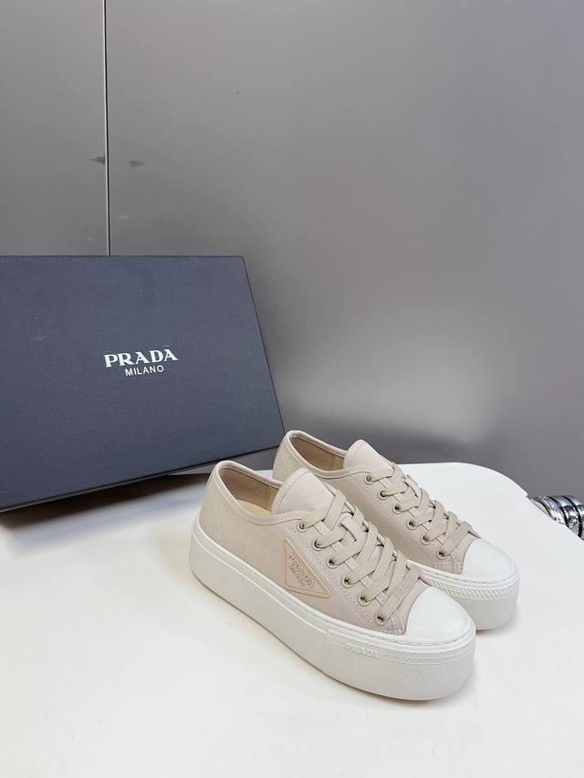 代购级 Prada 普拉达 24Ss秋冬厚底球鞋 帆布鞋 科技帆布最新黑科技 相隔几年prada又给我们带来好看的饼干鞋了 时髦精绝对不能错过的必入款 没有任何