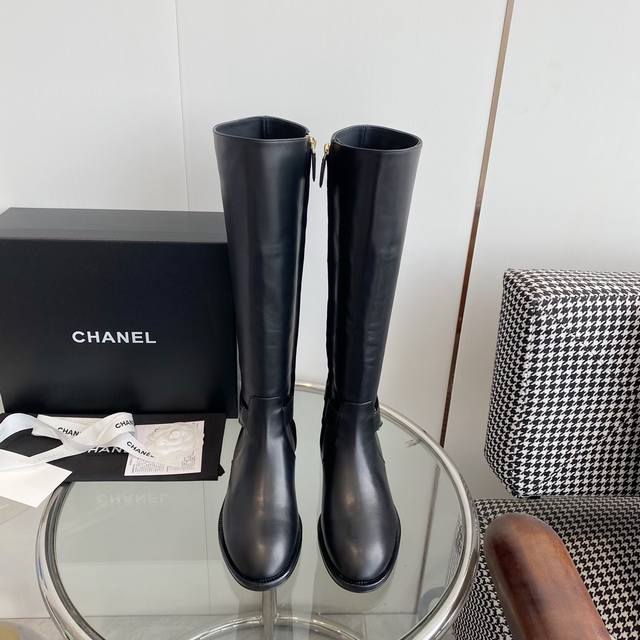 出厂价 长靴 Chanel 香奈儿新品最帅链条骑士靴 顶级品质 这一季最帅的骑士靴没有之一，后跟链条搭配双c金属标，干脆利落 鞋面：进口小牛皮 牛皮里 进口高密
