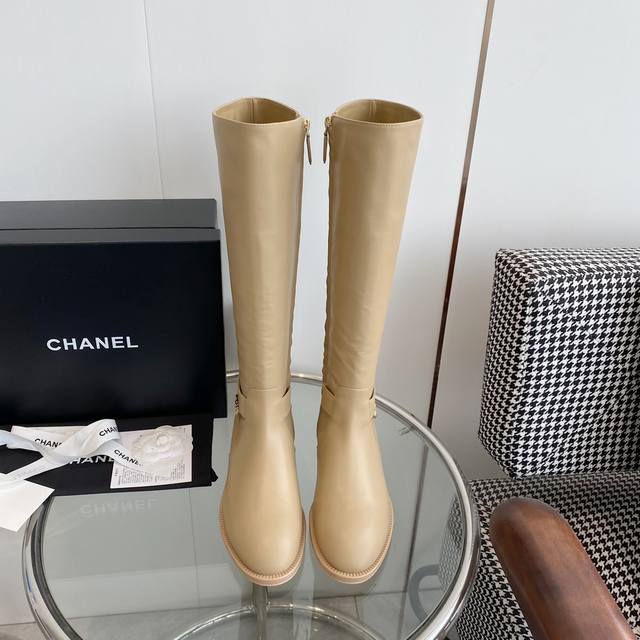 出厂价 长靴 Chanel 香奈儿新品最帅链条骑士靴 顶级品质 这一季最帅的骑士靴没有之一，后跟链条搭配双c金属标，干脆利落 鞋面：进口小牛皮 牛皮里 进口高密