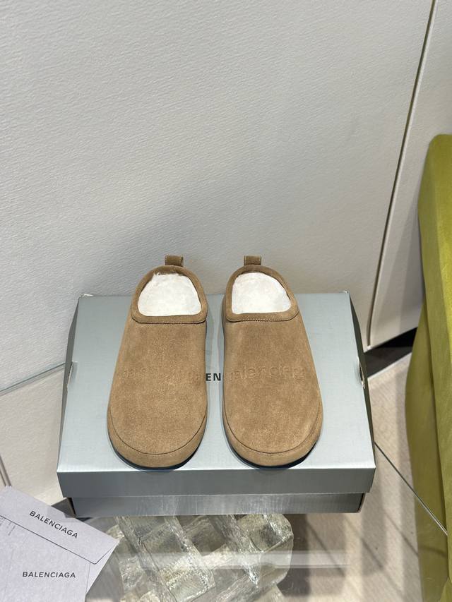 Balenciaga 巴黎世家 秋冬新款 勃肯毛拖.雪地靴 勃肯毛拖24秋冬秀款 脚感很舒服，原版麂皮面料随便简便穿搭 羊毛里 超级暖和 Balenciaga正