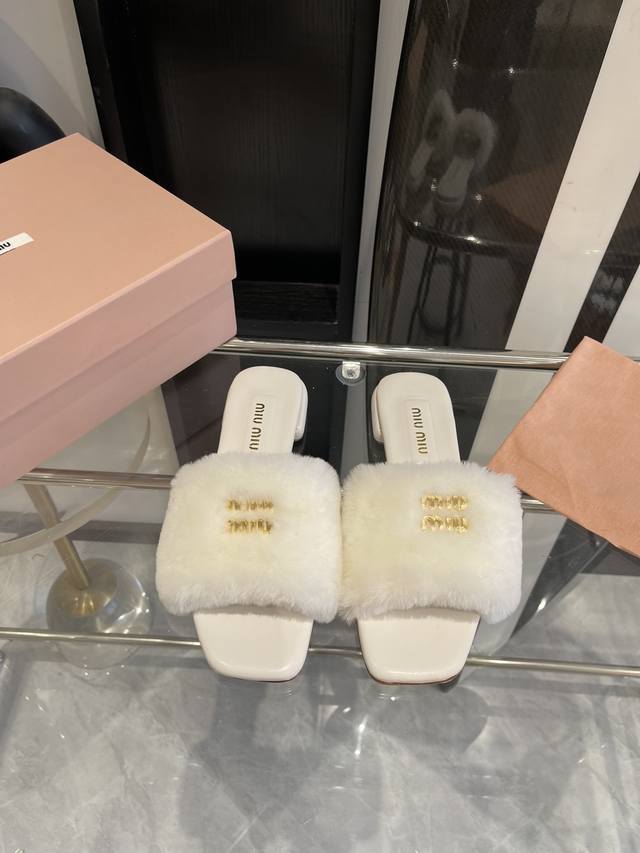 miu Miu 缪缪 24Ss秋冬新款平底羊毛毛拖鞋 Zp开发miumiu真的太少女啦！进口澳洲羊毛超级软糯 舒适度超高！ 鞋面：进口羊毛 羊皮里 鞋底：意大利