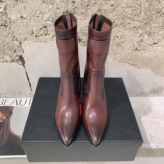 顶级品质 A.S 98 Fw24 New Arrival～ A.S 98 2024秋冬新款高跟尖头短靴 超出圈的复古尖头靴，美德拉随性氛围拉满 这款复古时髦战靴