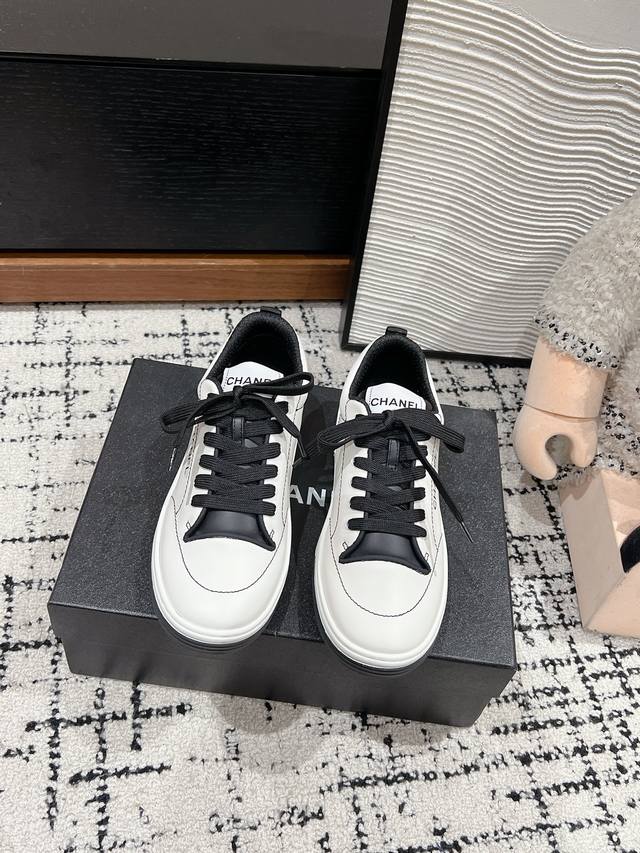 顶级品质 Chanel Ss24 New Arrival～ 小香2024Fw秋冬板鞋新品 Chanen专柜大爆款熊猫配色系列！ 立体字母logo加特，高级感拉满
