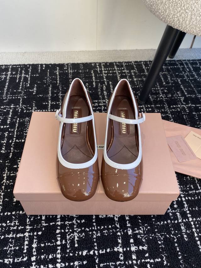 顶级品质 Miumiu Ss25 New Arrival～ Miu家2025春夏粗跟玛丽珍新品 光泽牛漆皮鞋面一字带，鞋跟金属miumiu Logo饰以点缀，细