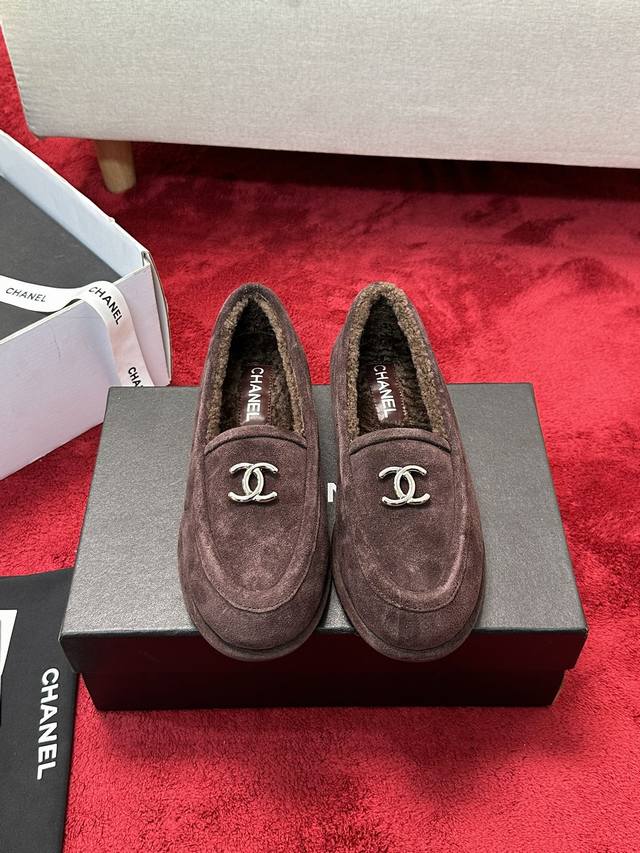 厂价 顶级版本 Chanel 24K秋冬新款毛茸茸乐福鞋 泰迪毛毛鞋 很舒服诶 美拉德棕色还是很适合秋冬的～ 鞋面麂皮 内里皮毛一体 真皮大底 Size:35-
