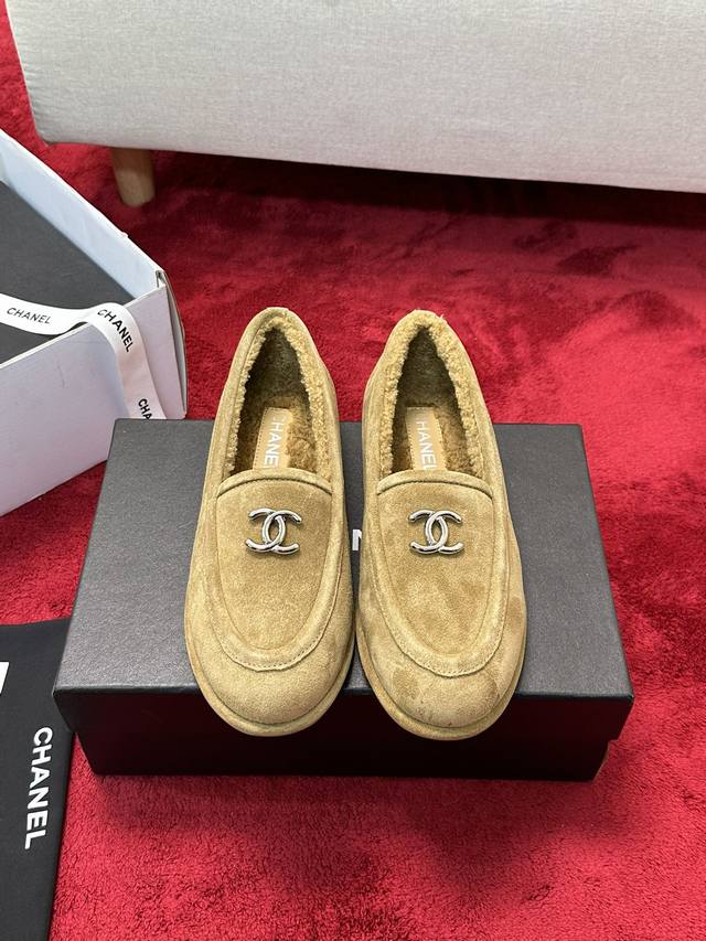 厂价 顶级版本 Chanel 24K秋冬新款毛茸茸乐福鞋 泰迪毛毛鞋 很舒服诶 美拉德棕色还是很适合秋冬的～ 鞋面麂皮 内里皮毛一体 真皮大底 Size:35-