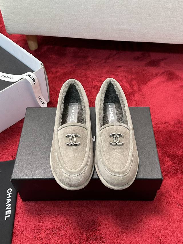 厂价 顶级版本 Chanel 24K秋冬新款毛茸茸乐福鞋 泰迪毛毛鞋 很舒服诶 美拉德棕色还是很适合秋冬的～ 鞋面麂皮 内里皮毛一体 真皮大底 Size:35-
