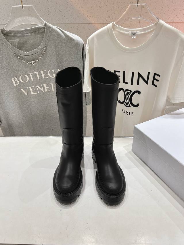 高版本出厂 Dior*迪奥d家2024Ss秋冬新品布洛克长靴，经久不衰的马靴造型，彰显经典设计，市场顶级版本 采用柔软的黑色牛皮革制作，打造休闲又不失优雅的风格