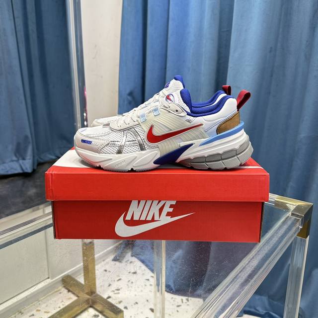 nike V2K Runtekk 充正版本 减震防滑复古低帮跑步鞋 材质上使用大面积网眼 皮革 Tpu 组成 支撑和透气性肯定不错 中底处由 Cushlon 泡