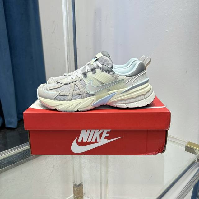 nike V2K Runtekk 充正版本 减震防滑复古低帮跑步鞋 材质上使用大面积网眼 皮革 Tpu 组成 支撑和透气性肯定不错 中底处由 Cushlon 泡