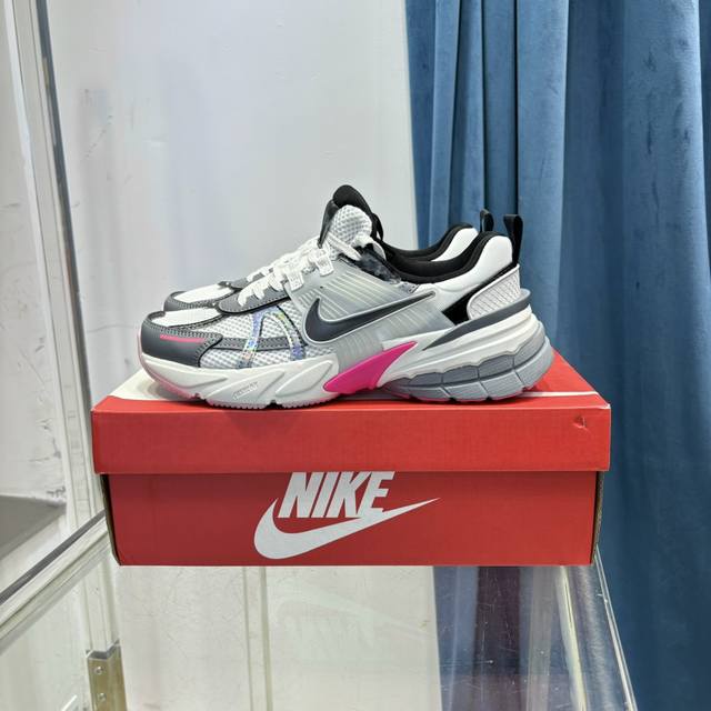 nike V2K Runtekk 充正版本 减震防滑复古低帮跑步鞋 材质上使用大面积网眼 皮革 Tpu 组成 支撑和透气性肯定不错 中底处由 Cushlon 泡