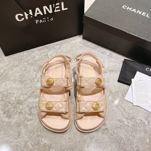 顶级： Chanel 香奈儿沙滩凉鞋涂鸦系列！ 最新款香奈儿凉鞋 面料：羊皮 内里：羊皮里 大底：真皮底，橡胶底 码数：35～40 41定做
