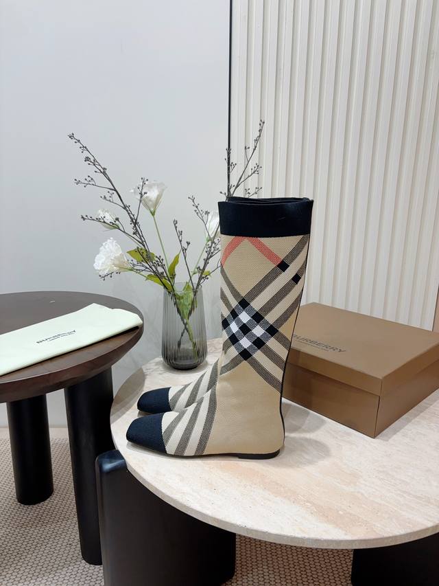 短靴 -长靴 - 24Ss新款burberryy巴宝莉方头平底格纹弹力针织袜子靴 原版1:1复制，贴身弹力针织式袜子靴，设计方头平底靴，装饰品牌标志格纹图案。