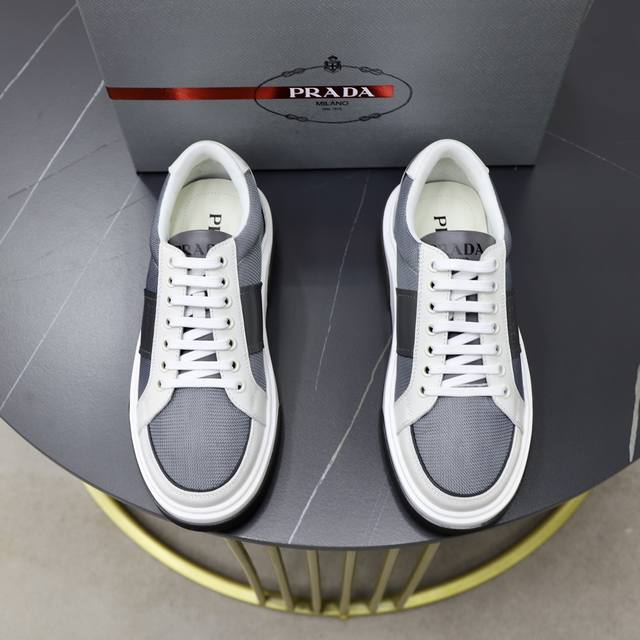 顶级原单 品牌：Prada 普拉达 标准码：男码38 44 45可以定做 等级：官网同款 材料：原版牛皮拼接进口布匹 牛皮内里 原版组合双色耐磨柔软大底 款式类