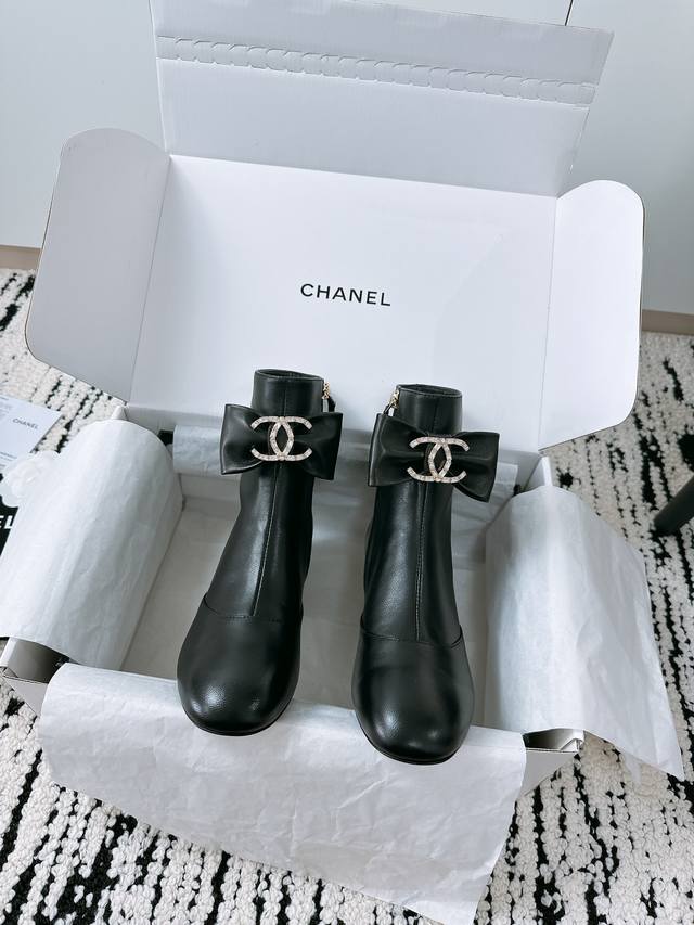代购级 出厂 Chanel 小香 24Ss 秋冬新款 蝴蝶结 圆头拉链短靴 这款厚底在欧美街拍中出境率超高，Ins也是火了一把，调鞋楦都调了一个月 整体线条流畅