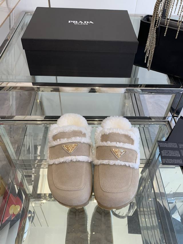 prada 普拉达24Ss秋冬季新款毛拖鞋 三角扣面包包头半拖鞋 最新走秀系列 经典升级 舒适度与时髦度并存 每个颜色搭配都好看，设计搭配不同风格需求 鞋面：原