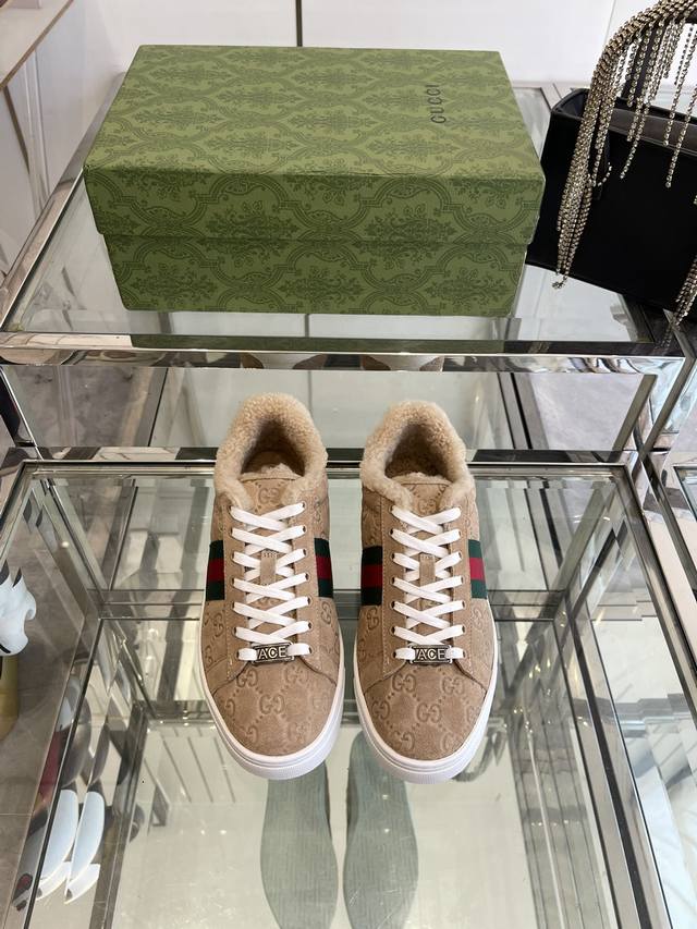 gucci 2024古驰最新ace系列 小白鞋 Ace系列运动鞋延续品牌叙事，匠心成就主打单品。 面料: 原版进口柔软牛皮 内里：原版定制柔软羊皮 鞋底：原版开