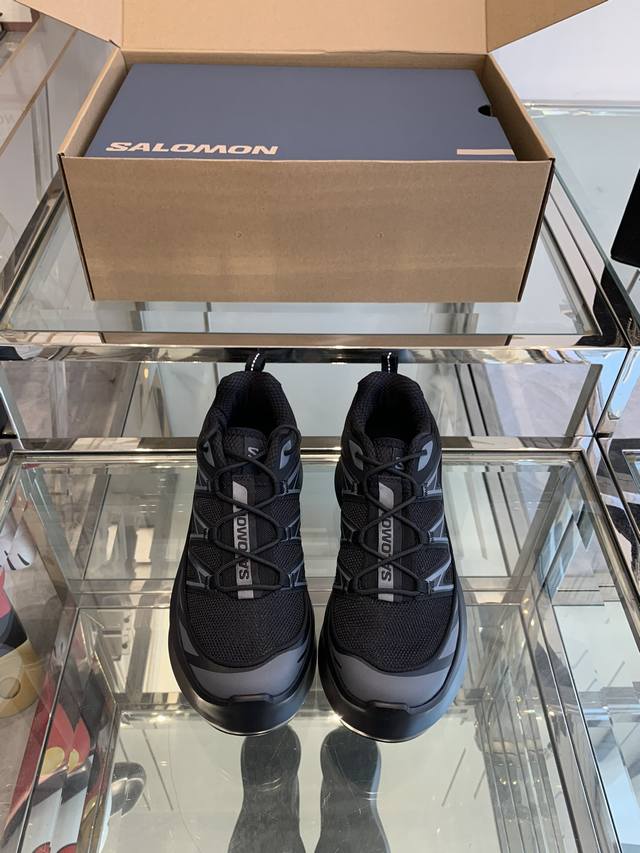 cdg X Salomon 萨洛蒙 24Ss联名款最新合作款厚底老爹鞋 延续品牌设计基因，融合简约的设计和实用的技术性 联名鞋款依旧是黑白简约配色，鞋身上的品牌