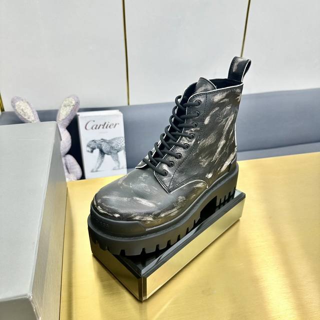 升级版大底一比一原版开模，顶级版本balenciaga巴黎世家情侣款大头马丁靴，经典开边珠黑色给整体更酷的感觉，时尚元素与经典结合、这款被无数网红、明星、时尚宠