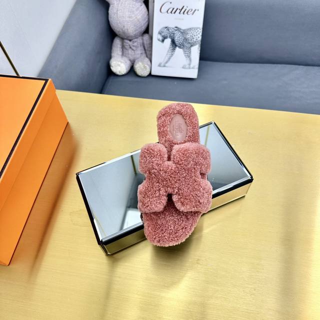 代购级别hermes爱马仕二舅毛拖 可做无标： 注：无标需定做 2024官网、小红书同步最新配色爱马仕爆款火热上线，做工升级版，高品质！ 时尚潮流小羊毛h拖秋冬