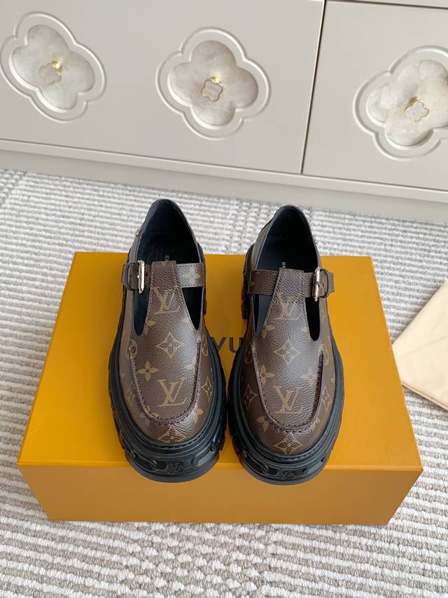 L驴家新品record系列链条厚底玛丽珍乐福鞋 顶级品质 本款 Lv Record 乐福鞋以镜面牛皮革呈现撞色设计，搭配压印路易威登标识的饰带。繁复 Eva 橡